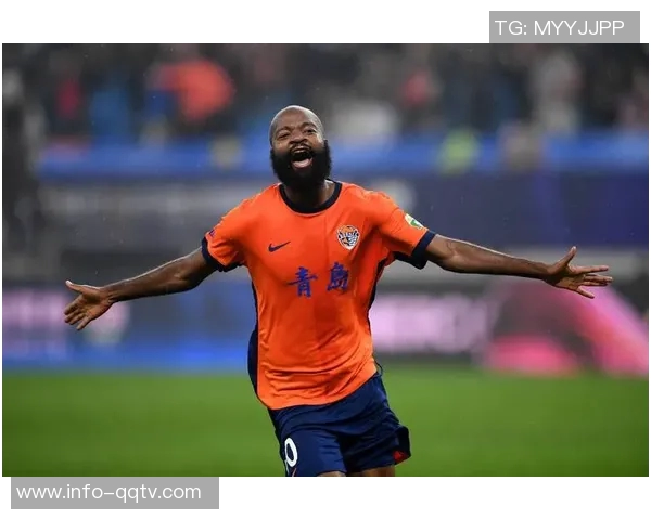 海港亚冠赛前隆重颁奖维塔尔莱昂纳多荣获上赛季中超最佳阵容奖杯